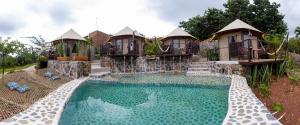 迪坡斯特兰豪斯特德拉卢斯 - 豪丽思缇客Spa度假酒店的一座房子前面设有游泳池