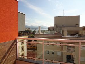 乌巴图巴LINDO APTO COM PISCINA, SAUNA, SALÃO DE JOGOS, WIFI, AR CONDICIONADO e SACADA GOURMET NO ITAGUA的从大楼的阳台上可欣赏到风景
