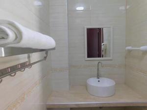 利马Sunshine Hotel的白色的浴室设有水槽和镜子