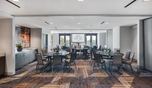 丘拉维斯塔Ayres Hotel San Diego South - Chula Vista的大型用餐室配有桌椅