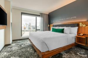 Cambria Hotels Boston Downtown - Seaport客房内的一张或多张床位