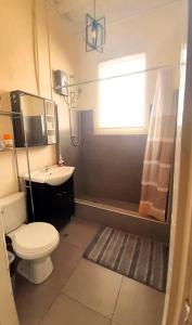 利马HEART OF PLAZA SAN MARTIN - 2 Boutique Apartments的一间带卫生间、水槽和窗户的浴室