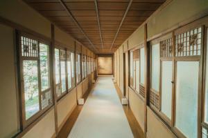 伊豆Ochiairo的建筑的走廊,带窗户