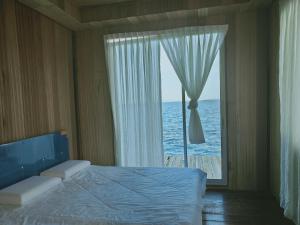 仙本那Egang-egang Resort Bum-Bum Island Semporna的一间卧室设有大窗口,享有海景