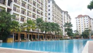 Simpang Ampat SemanggolHomestay Pagar Buruk Bukit Merah L2 - AIR CONDITIONED的大楼前的大型游泳池