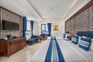 岘港Eden Ocean View Hotel Da Nang的酒店客房设有一张大床和一台电视机。