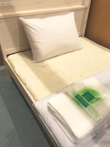 福山ROSE ROOM的床上配有枕头和毛巾