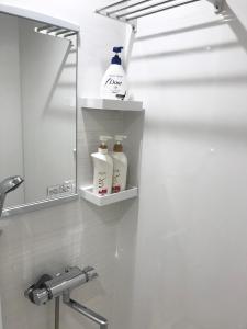 福山ROSE ROOM的浴室设有书架,上面装有奶瓶