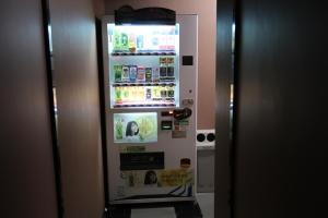 东京上野东金屋酒店的客房内的饮料自动售货机