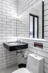 涛岛奇特雷酒店的白色的浴室设有水槽和卫生间。