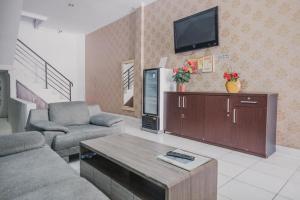 班达楠榜RedDoorz @ Jalan Hayam Wuruk Lampung 2的带沙发和电视的客厅