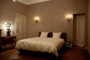 斯帕新城堡酒店的一间卧室配有一张带白色床单的大床