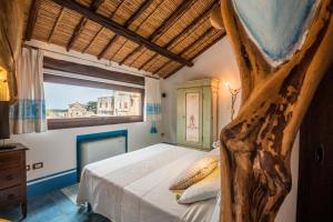 奥罗塞伊昂缇考斯帕拉套斯酒店的一间卧室设有一张大床和一个窗户。