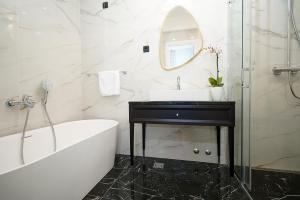 贝尔格莱德玛吉斯迪克酒店的带浴缸、水槽和镜子的浴室