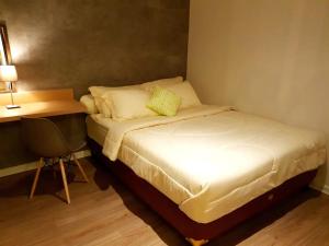 三宝垄Graha Padma Avonia的一间小卧室,配有一张床和一张书桌