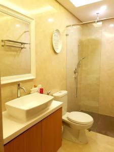 三宝垄Graha Padma Avonia的一间带水槽、卫生间和淋浴的浴室