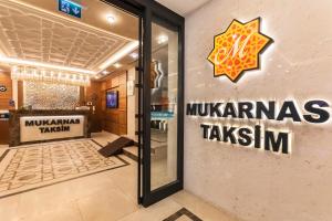 伊斯坦布尔Mukarnas Taksim Hotel的墙上有星星的商店前部