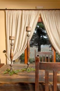 塞尼梅西奇卡罗梅赛翁酒店的一间卧室配有桌子和窗帘的窗户