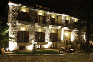 塞尼梅西奇卡罗梅赛翁酒店的一座建筑,晚上有灯