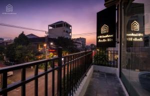 万象SYRI Boutique Guesthouse Restaurant & Cafe的夜晚从阳台欣赏建筑的景色