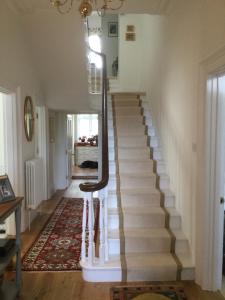 巴德利索尔特顿Park House的房屋内的楼梯,有白色楼梯