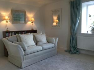 巴德利索尔特顿Park House的客厅配有白色沙发和窗户