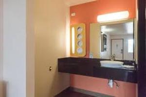 布朗斯维尔北布朗斯维尔6号汽车旅馆的一间带水槽和镜子的浴室