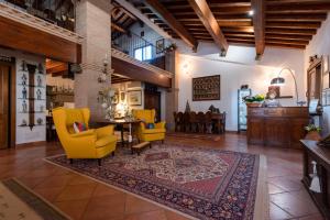 卡斯蒂里昂纳·德拉佩Agriturismo La Rombaia的客厅配有黄色椅子和桌子
