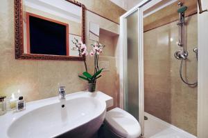 拉卡达菲奥瑞塔酒店的一间浴室