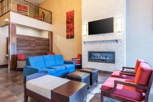 亚基马舒适套房亚基马酒店的带沙发和壁炉的客厅
