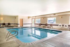 亚基马舒适套房亚基马酒店的一座配有桌椅的酒店游泳池