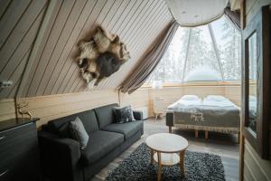 萨利色尔卡Northern Lights Village Saariselkä的客厅配有沙发和1张床