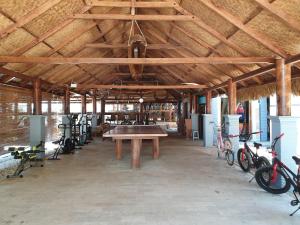 巴芝丹Istana Ombak Eco Resort的谷仓,配有桌子和自行车停放在里面