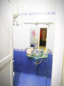 钦奈Beach Penthouse, Chennai的蓝色的浴室设有水槽和镜子