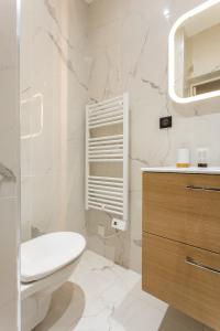 巴黎CMG Montmartre/ Marché Saint-Pierre的白色的浴室设有卫生间和水槽。