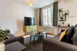 巴黎CMG Montmartre/ Marché Saint-Pierre的客厅配有两张沙发和一台电视机