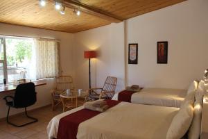 温特和克乌兰德酒店的酒店客房带两张床和一张桌子以及椅子。