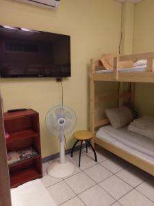 玉里镇市居 民宿的客房设有风扇、电视和双层床。