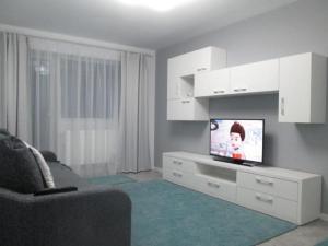 特尔戈维什泰Apartament Tanya的一间带电视和沙发的客厅