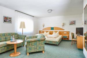 Wachenroth咖斯特豪夫维奇林酒店的酒店客房,配有床和沙发