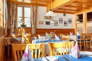 Wachenroth咖斯特豪夫维奇林酒店的餐厅配有桌椅和蓝桌布