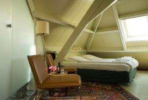 奥依吉Hotel Restaurant Oortjeshekken的客房设有床、椅子和窗户。