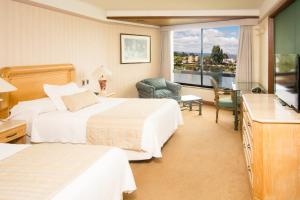 瓦尔迪维亚德尔里奥码头别墅酒店的酒店客房设有两张床和窗户。