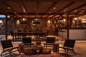 帕瑞加奥尔迈拉宾馆的一间带桌椅的用餐室和一间酒吧