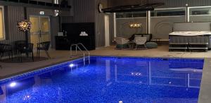 耶利瓦勒加里瓦尔斯堪迪克酒店的一个带椅子和桌子的大型游泳池