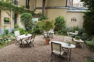 巴黎拉夫尔酒店的庭院里的一组桌椅