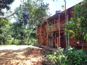斯里曼加尔乌帕齐拉Jungle cottage的小木屋设有门廊和甲板