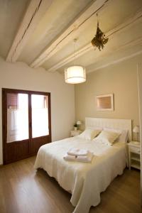 ObanosCasa Rural Villazón II - A 16 km de Pamplona的卧室设有一张白色大床和一扇窗户。