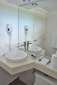 马那瓜中国人之家公寓酒店Apart-Hotel Casa de China的白色的浴室设有水槽和镜子