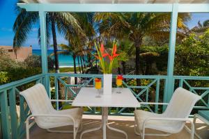 基督教堂市Inchcape Seaside Villas的阳台上配有白色的桌椅,享有海景